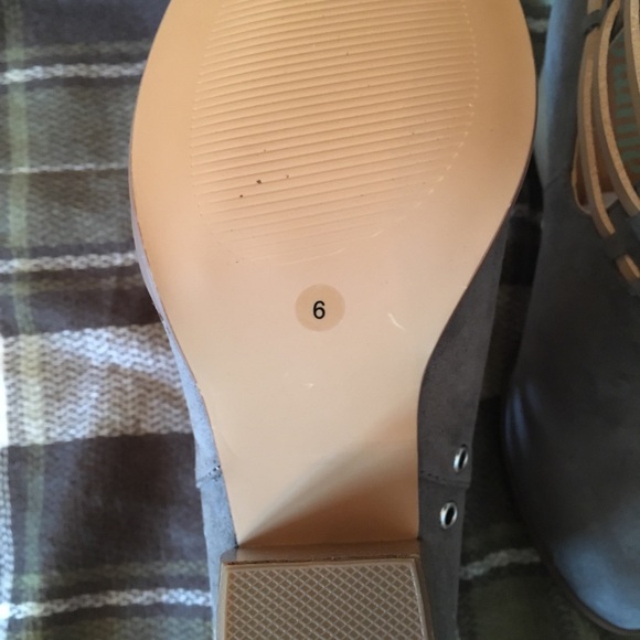 🌼 3/$15 🌼 Plume Grey booties size 6 - Picture 7 of 7